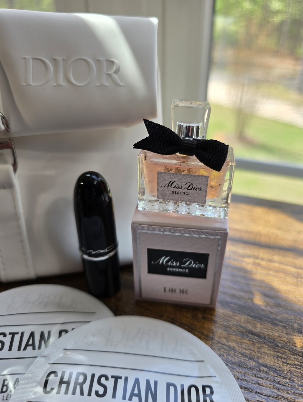 Dior 6-Piece Beauty Set: White Cosmetic Pouch with Mini Skincare & Fragrance Set - Picture 3 of 7